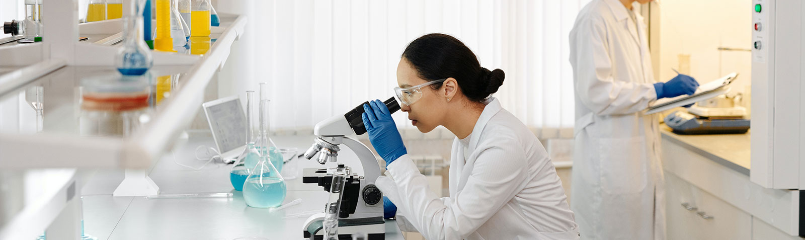   我們?yōu)獒t(yī)藥化工行業(yè)提供分析測試服務(wù)，包括安全、質(zhì)量控制、成分分析、樣品檢測等。<br>
我們能夠提供獨立的、反應(yīng)迅速，并且節(jié)約成本的測試服務(wù)，幫助您縮短將產(chǎn)品推向市場的時間，降低風(fēng)險，提升產(chǎn)品的市場價值。有幾十家<br>
的合作實驗室，便于我們提供優(yōu)質(zhì)便捷的本地服務(wù)。